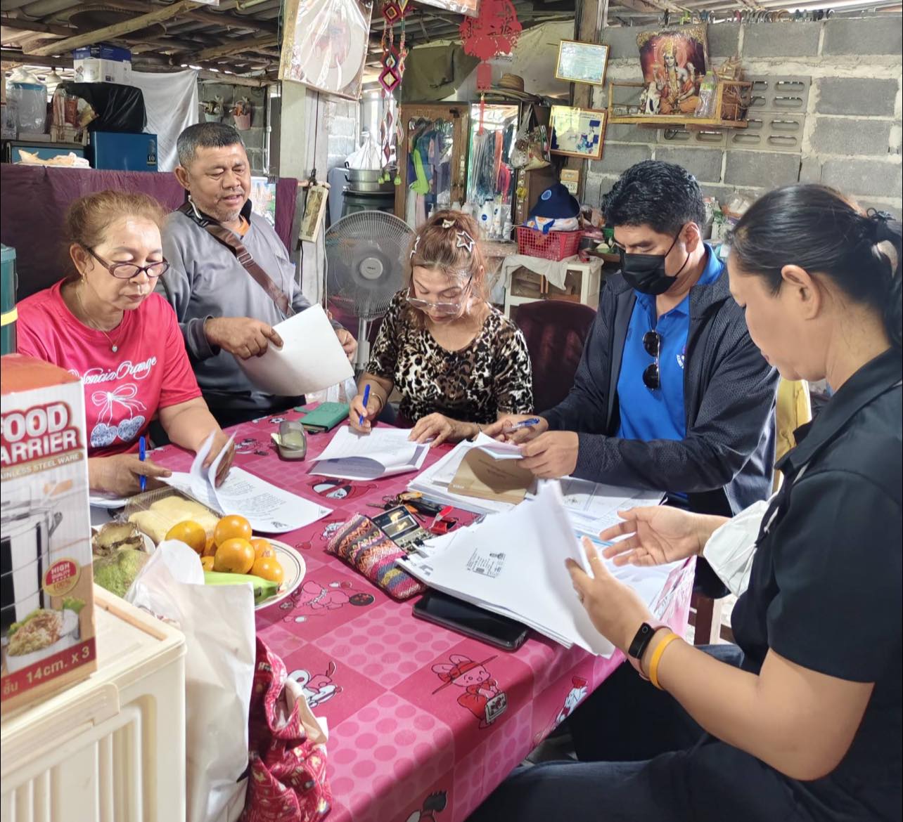 title - นายเพลิน ศรีดี พนักงานกองทุน พร้อมด้วย น.ส.ศุภมาส วงษารัตน์ เจ้าพนักงานการเงินและบัญชีปฏิบัติการ ￼และนางสายรุ้ง พิละมาตย์ ผู้ปฏิบัติงานศูนย์บริการประชาชน ออกติดตามเร่งรัดจัดเก็บเงินกู้และรับคำขอกู้ยืมเงินจาก ส.ป.ก. ในเขตปฏิรูปที่ดิน ตำบลบึงบอน ตำบลบึงชำอ้อ อำเภอหนองเสือ จังหวัดปทุมธานี จำนวน 2 กลุ่ม รวม 7 ราย